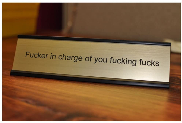 F*cker באחראי שם לוחית שולחן