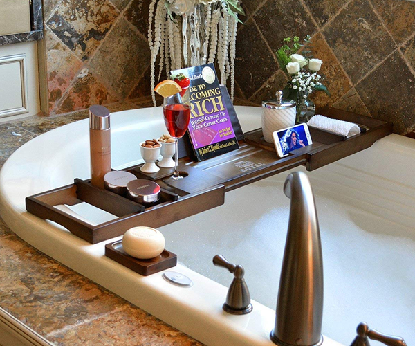 חדר יוקרתי עם אמבט במבוק קאדי (Luxury Bamboo Bathtub Caddy)