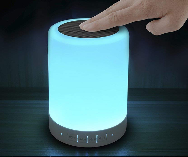 מנורת LED ססגונית ליד המיטה