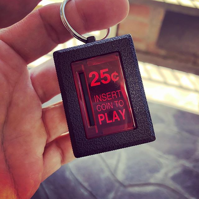 רטרו ארקייד הכנס מטבע מחזיק מפתחות