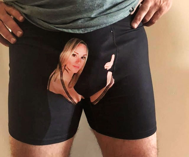 הפנים שלך על תחתוני המפשעה שלו